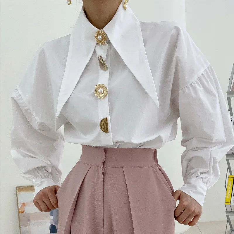 Evelyn – Bluse mit Statement-Kragen und Puffärmeln