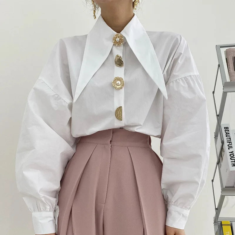Evelyn – Bluse mit Statement-Kragen und Puffärmeln