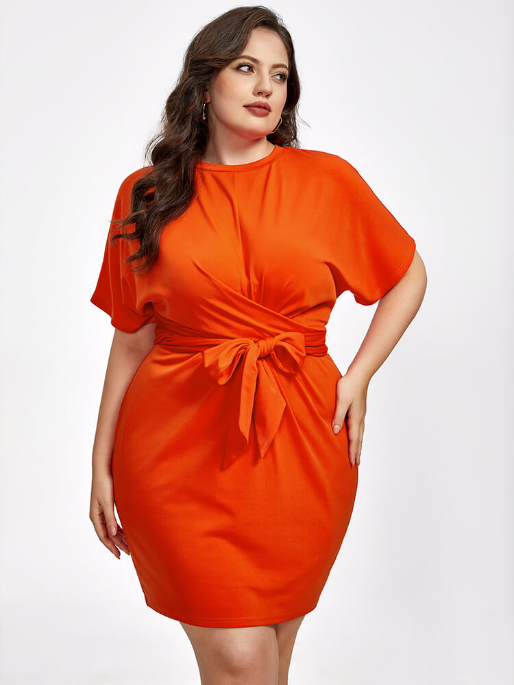 Orange Kleid mit Rundhalsausschnitt & Frontknoten