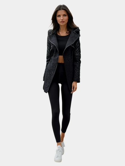 Lisa Jacke mit Kapuzenpulli